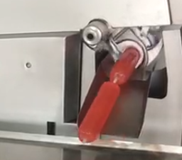 High-speed machine for closing sausages in natural or artificial casings, nettings and bags, full or empty, with an aluminium clip. 