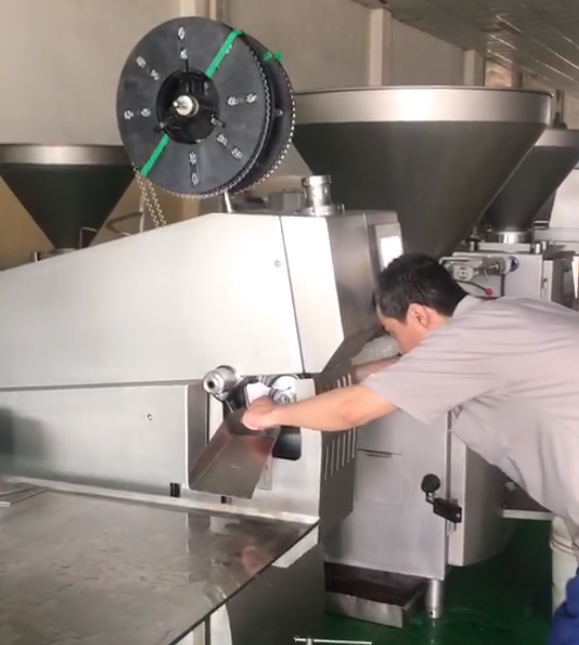 This sausage clipper is very easy to use. Before you can seal the sausages, you first slide the U-shaped clips onto the rail. 