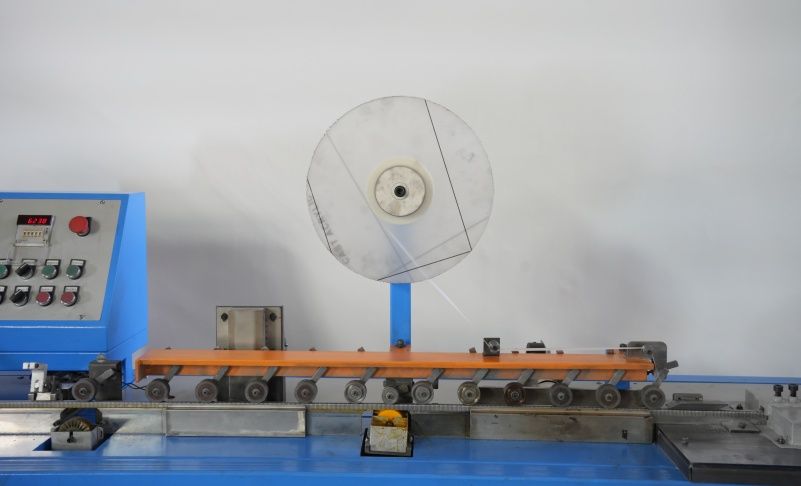 Sausage clipping machine suitable for assembly line operations.